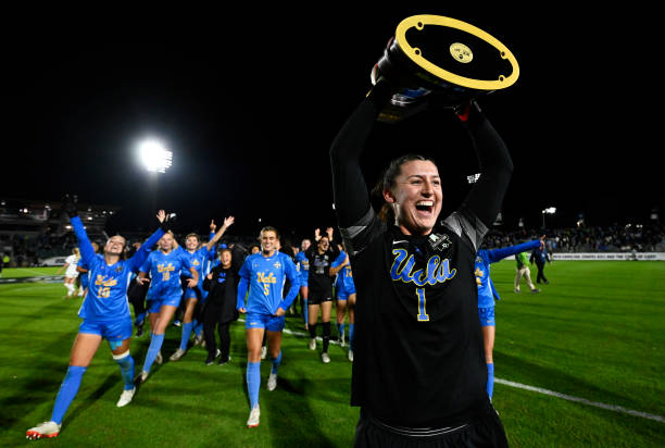 欧冠杯｜ 提前一轮锁定前二名 红军 巴塞携手闯16强.