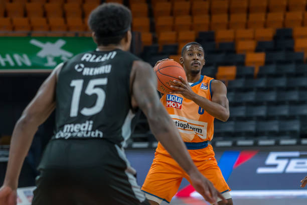 纽卡主帅:这里没有特权球员 伊萨克需"赢得"训练权利